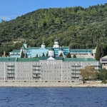 Православные паломники на пути к древнему монастырю среди природы