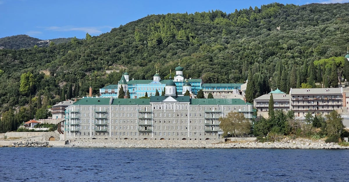Православные паломники на пути к древнему монастырю среди природы