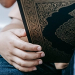 Семья обсуждает риски азартных игр за круглым столом