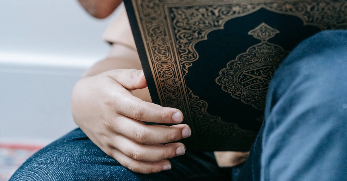 Семья обсуждает риски азартных игр за круглым столом