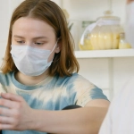 Семья обсуждает правила использования цифровых устройств дома