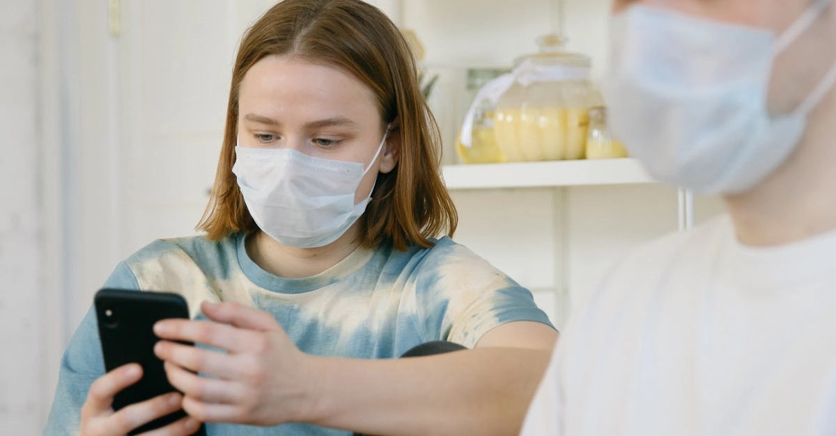 Семья обсуждает правила использования цифровых устройств дома